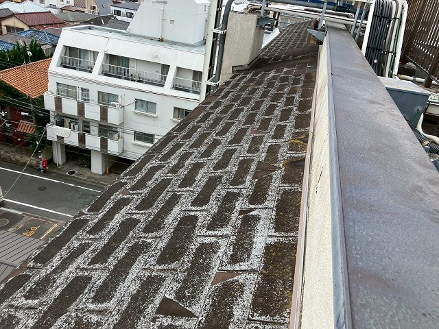 表面の石粒が大きく剥がれた屋根材